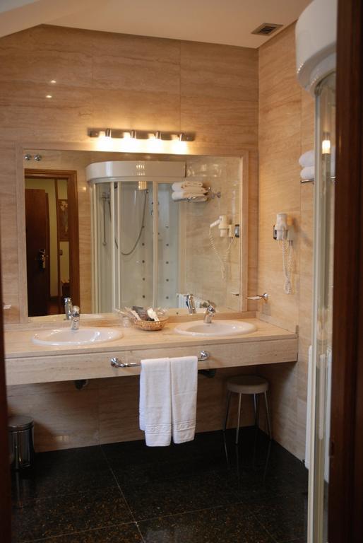 Hostal Los 5 Pinos Мадрид Экстерьер фото
