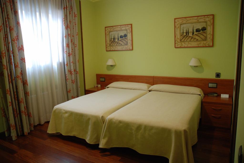 Hostal Los 5 Pinos Мадрид Экстерьер фото