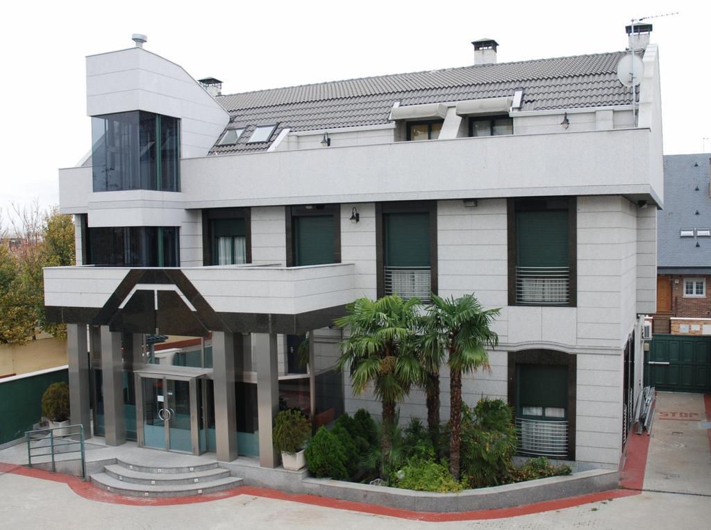 Hostal Los 5 Pinos Мадрид Экстерьер фото